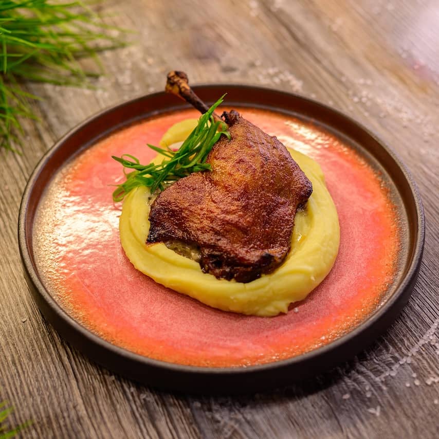 Фото Утиная ножка, томлённая в пряном масле с соусом из трюфеля и грибов